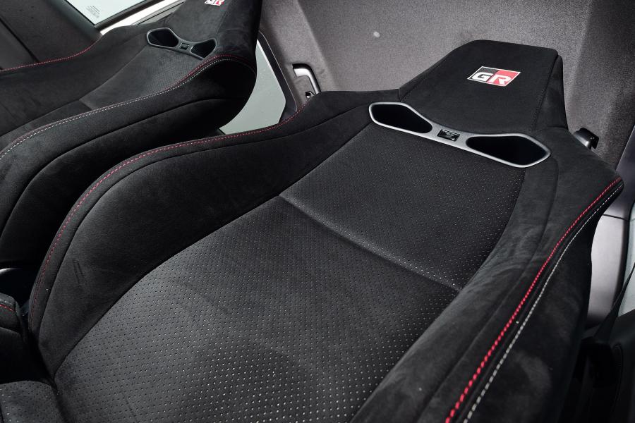 Детали интерьера Toyota Yaris GRMN 2017 года  (UK) (фото 9 из 15)